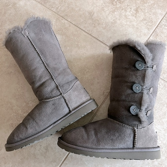 UGG Australia Leather Bailey Button Triplet 1962Y Women's/girls Bootie Size 5 - Picture 1 of 8